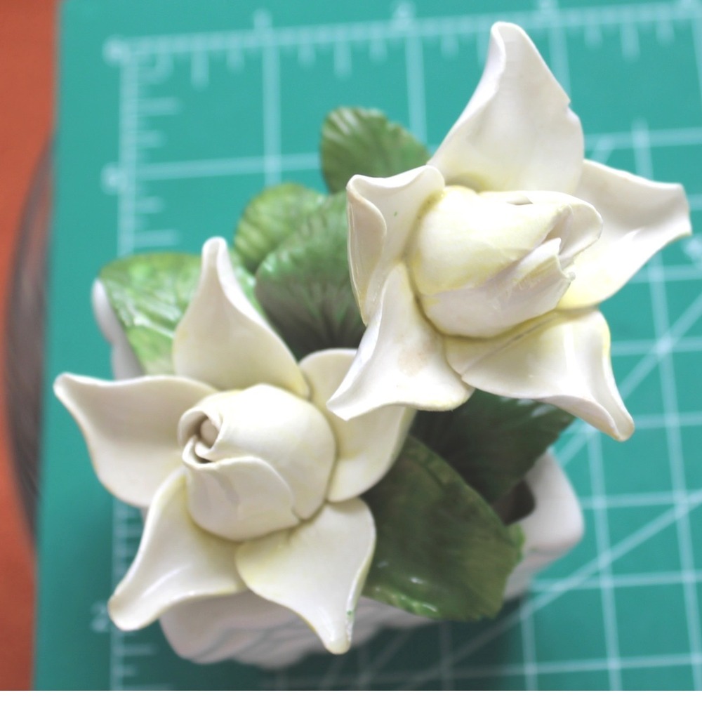 Radnor Bone China Figurine White Flowers‎ Green Leaves Basket Staffordshire - Picture 13 of 14